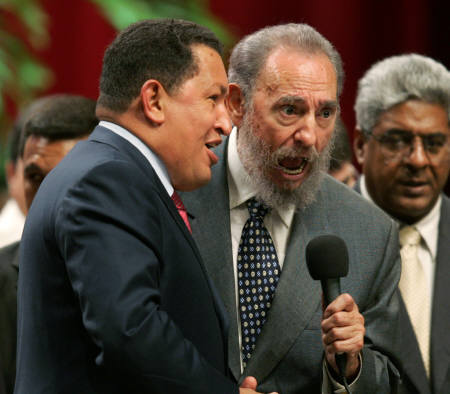 Fidel Castro e Hugo Chavez al teatro Karl Marx a L'Avana il 29 aprile