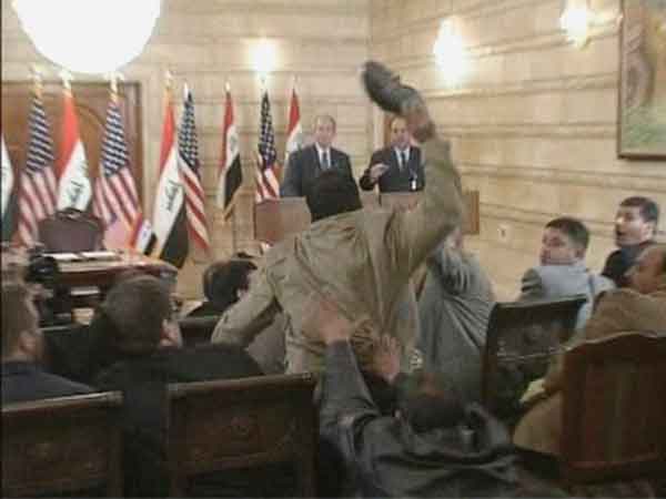 Muntazer al Zaidi lancia una scarpa contro Bush